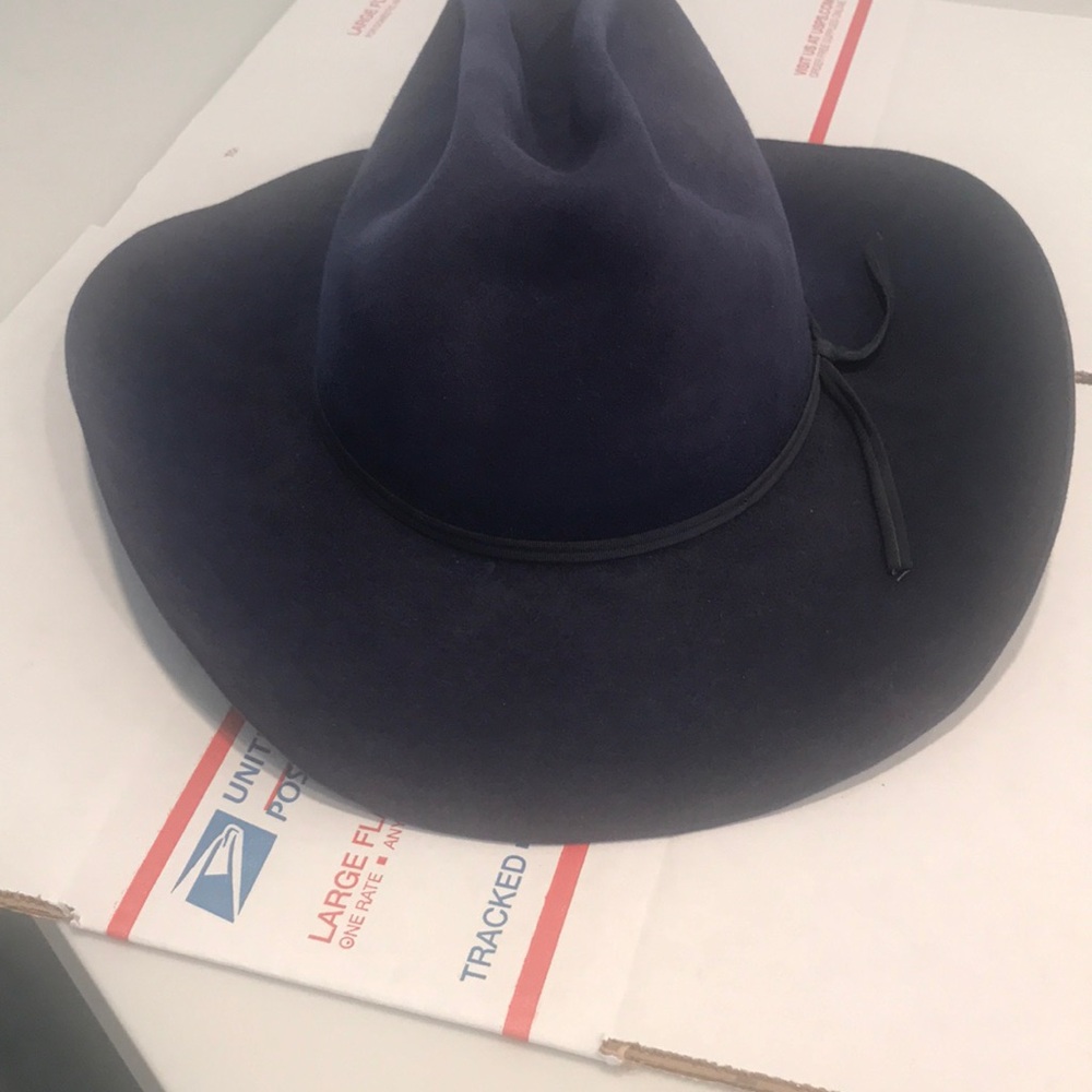 Pard’s dark blue imported fur 6. 3/4 size hat used conditions